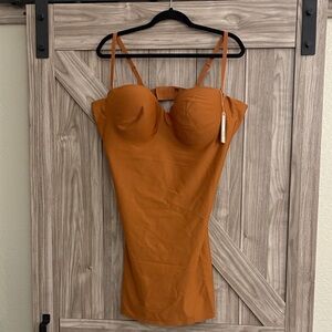 Skims molded underwire shape wear slip. Color is bronze-New! Size 4x